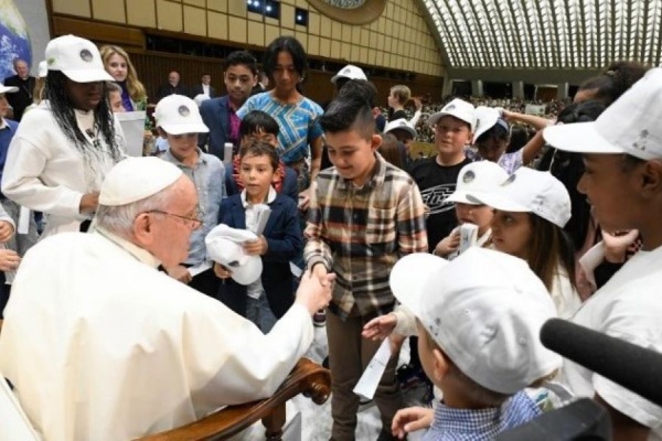 papież franciszek i dzieci